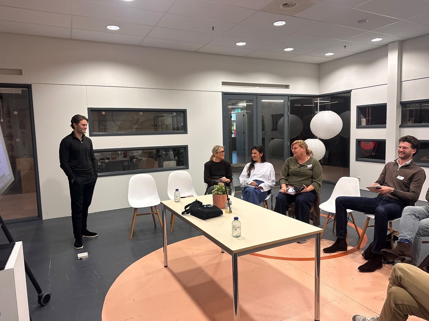 Djulan Gémesi standing next to a round table of retailers at Beyond the Trend.