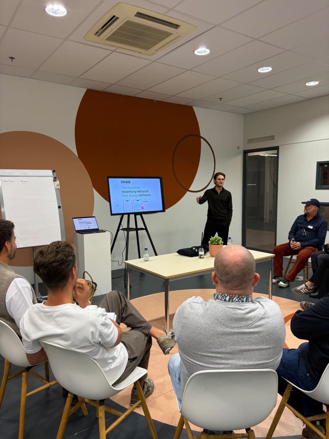 Djulan Gémesi presenting SKUU, with “The invisible inventory network that always delivers” on the screen.