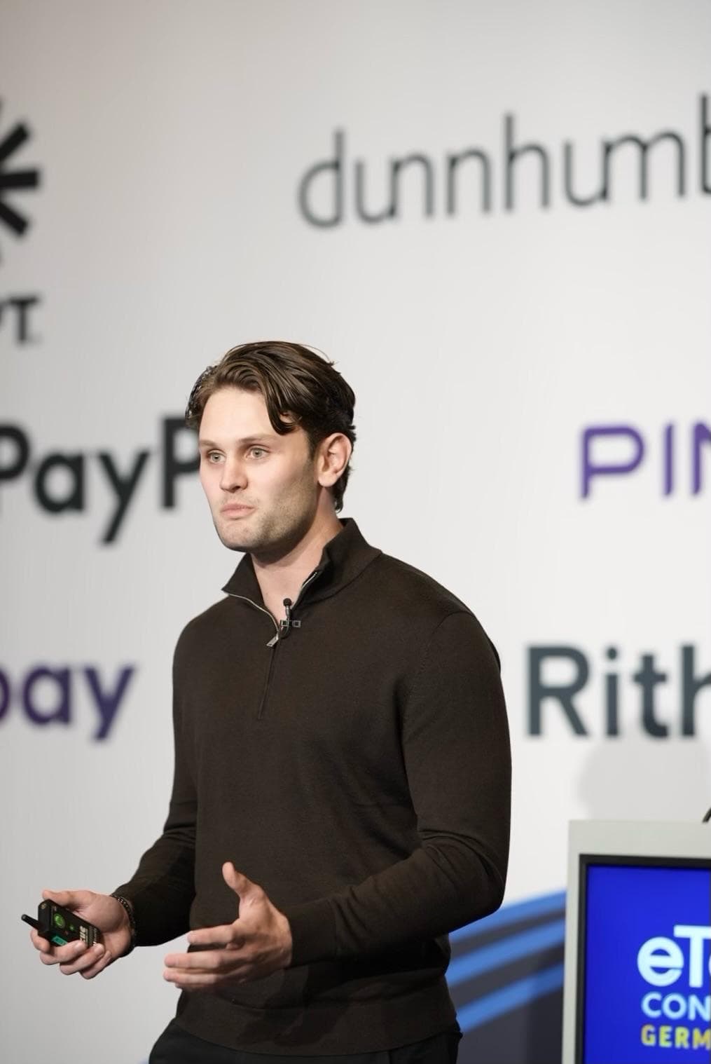 Djulan Gémesi explaining the SKUU network during his pitch.
