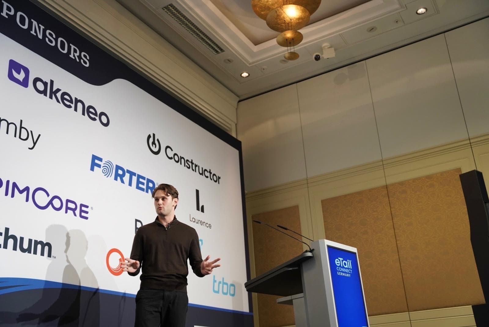 Djulan Gémesi pitching SKUU on the main stage in Berlin.